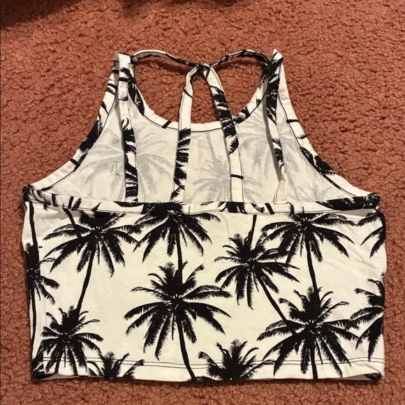 Charlotte Russe Women’s Black Palm-Print Crop Top - Picture 2 of 4